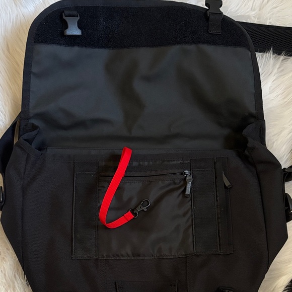 Timbuk2 Classic Black Messenger Bag - Picture 3 of 5